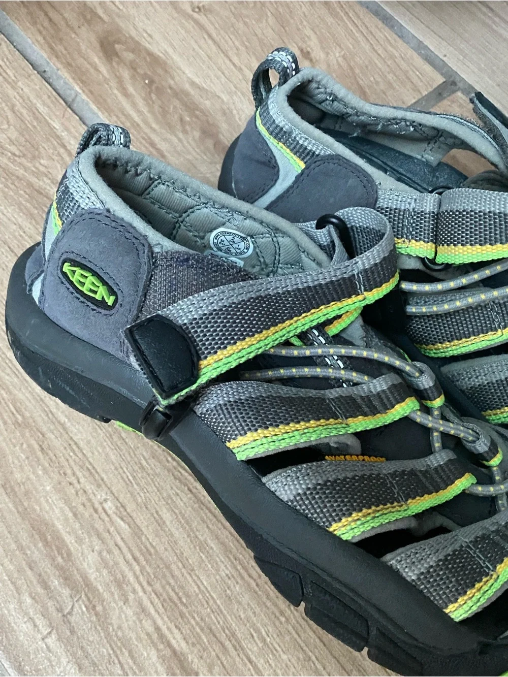 Keen Newport H2 kids’ green and grey waterproof hiking sandals size US 2